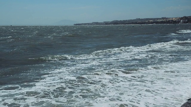 海景与海浪附近的渔村越南梅内海岸视频素材