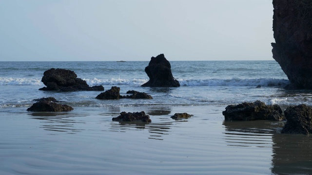 海滩上海浪的慢动作镜头视频素材