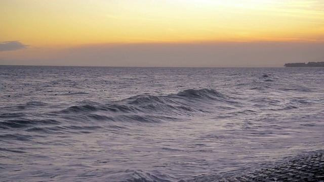 海景日落与海浪在海岸附近的越南梅内渔村视频素材