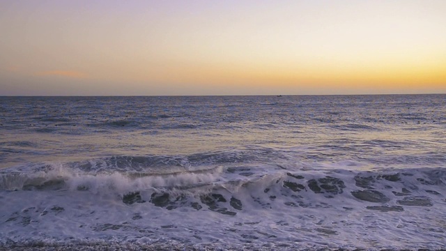 海景日落与海浪在海岸附近的越南梅内渔村视频素材