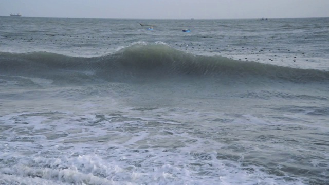 海景与海浪附近的渔村越南梅内海岸视频素材