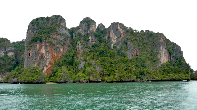 岩石海岸与热带丛林和绿松石海水的海洋视频素材