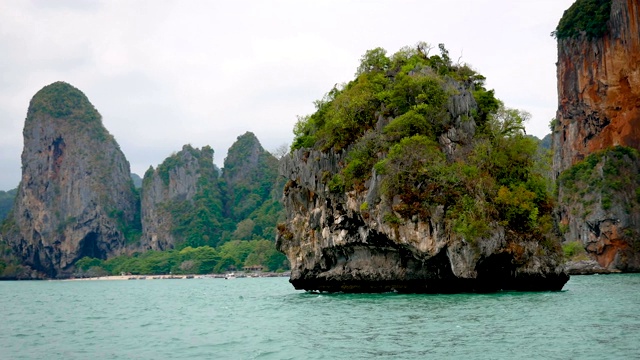 有石灰岩悬崖和绿松石海水的热带小岛视频素材