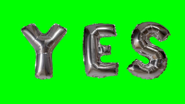 绿色屏幕上漂浮着银色氦气球上的字母视频下载