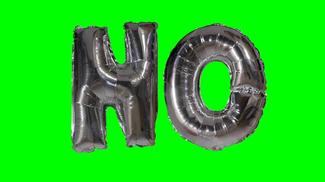 绿色屏幕上漂浮着银色氦气气球上的字母视频下载