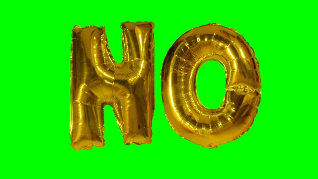 绿色屏幕上漂浮着氦气金气球上的字母视频下载