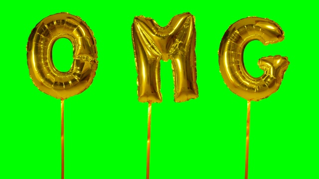 单词OMG从氦气金色气球字母漂浮在绿色屏幕上视频下载