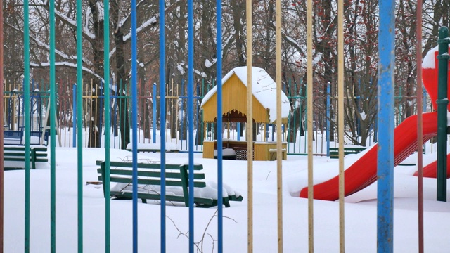 操场上的雪在冬天的一场大雪后。冬天的背景。孩子们的操场在大雪中。视频素材