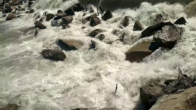 石瀑在小河中，水流湍急视频素材