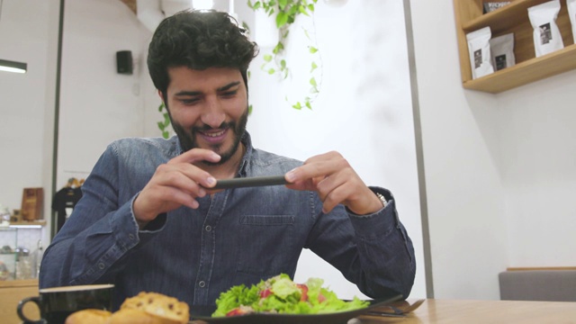 男人在餐厅用手机拍摄食物照片视频素材