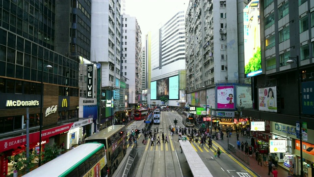 香港铜锣湾地区拥挤的人群视频素材