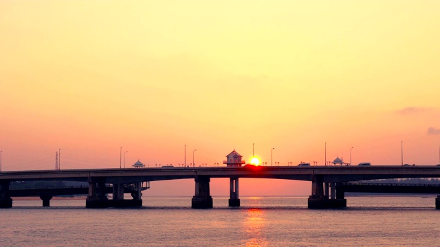 夕阳西下，美丽的天空在萨拉辛桥后沉入大海。视频素材