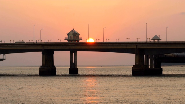 夕阳西下，美丽的天空在萨拉辛桥后沉入大海。视频素材