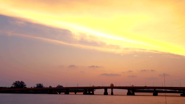 夕阳西下，美丽的天空在萨拉辛桥后沉入大海。视频素材