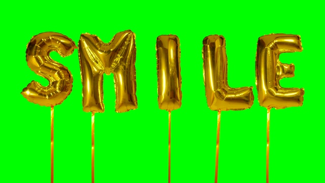 字微笑从氦气金色气球字母漂浮在绿色屏幕视频下载