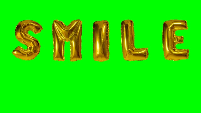 单词微笑从氦气金色气球字母漂浮在绿色屏幕上视频下载