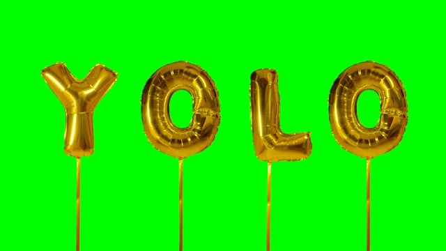绿色屏幕上漂浮着金色氦气气球上的字母YOLO视频下载