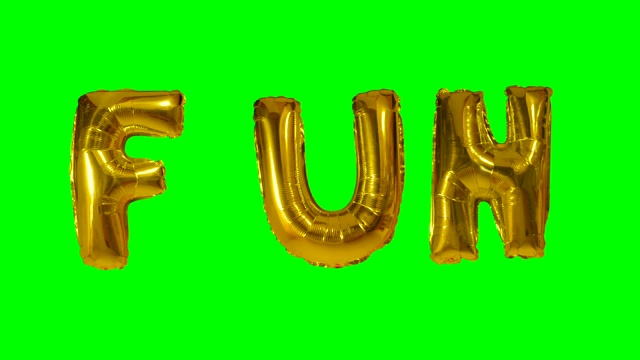 绿色屏幕上漂浮着氦气金气球上的字母视频下载