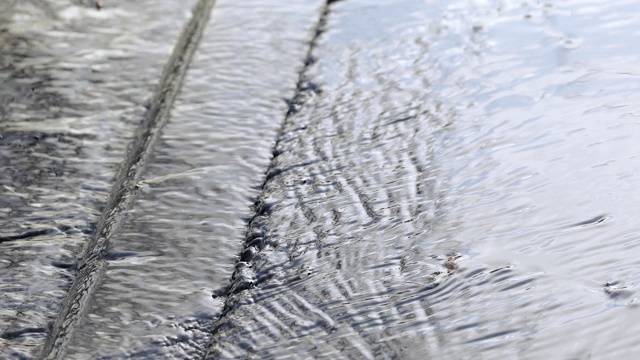 春天沥青路面上的水视频素材