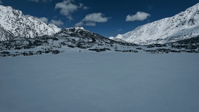 冬季仙境。的雪山风景。鸟瞰图视频素材