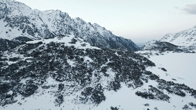 冬季仙境。的雪山风景。鸟瞰图视频素材