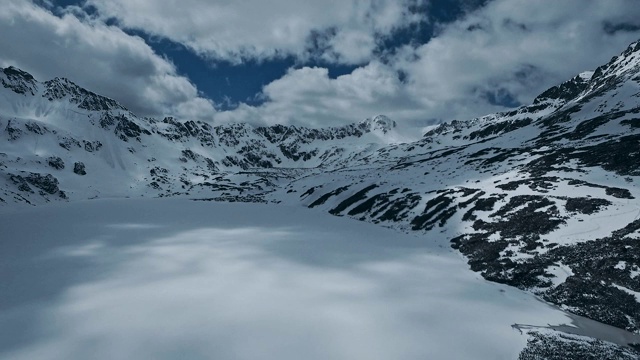 冬季仙境。的雪山风景。鸟瞰图视频素材