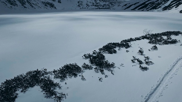 冬季仙境。的雪山风景。鸟瞰图视频素材