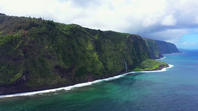 科哈拉海岸瀑布Waipio湾在大岛夏威夷航空视频素材