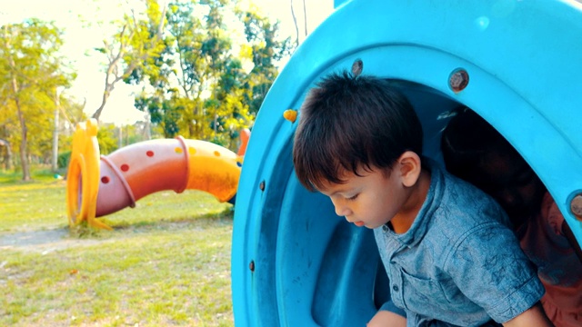 孩子们在操场上玩耍视频素材