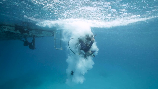 日本，潜水员从潜水船上跳入大海视频素材