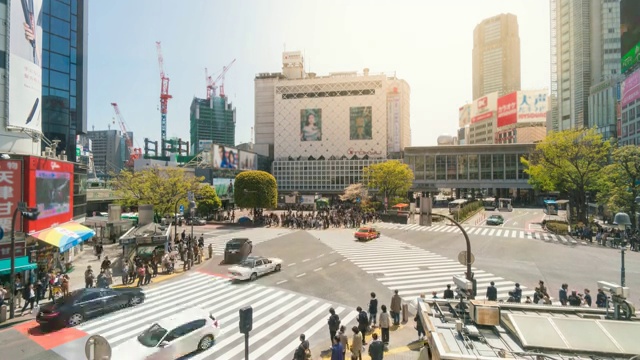 日本涩谷，人群穿过涩谷十字路口视频素材