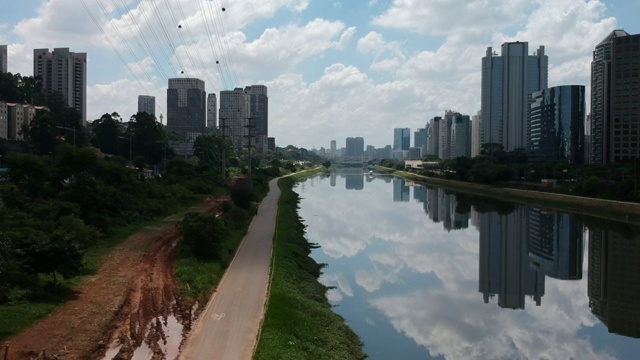 鸟瞰图的边缘Pinheiros河。巴西圣保罗视频素材