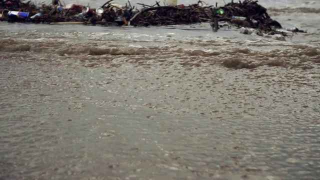 风暴过后，海浪滚滚而来，留下了垃圾视频素材