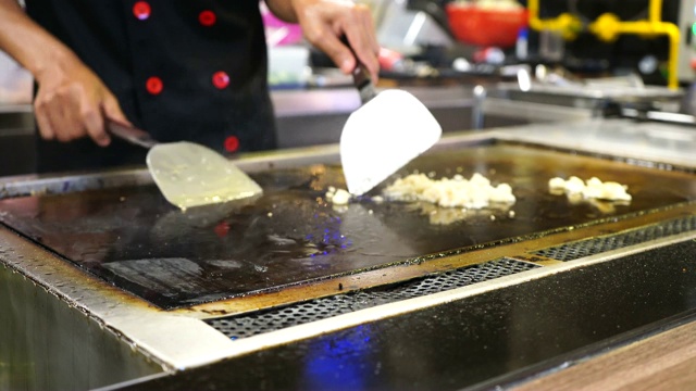 厨师在餐厅用平底锅烹饪食物的过程视频下载