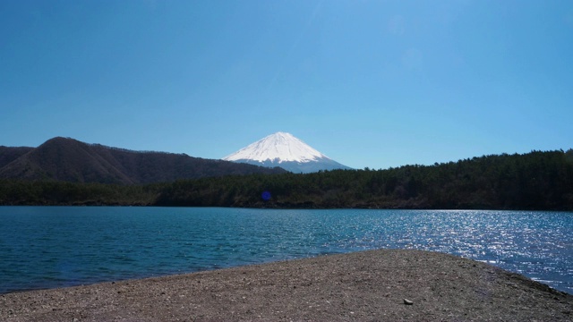 从Saiko湖看富士山视频素材