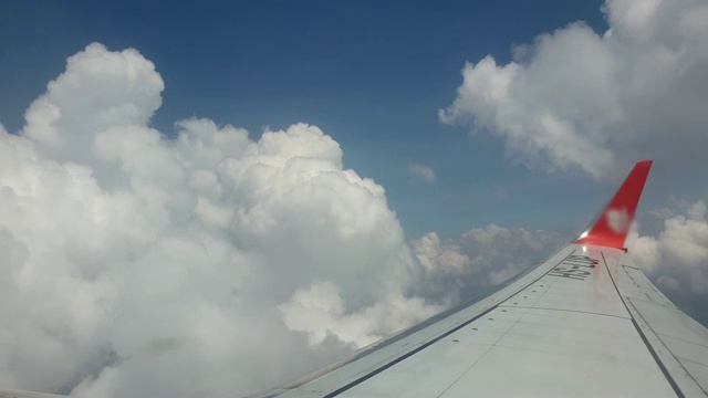 清晨，飞机飞过梦幻般的云和天空，旅行和交通的概念视频素材