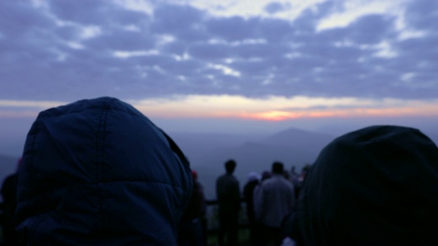 在山上日出的旅行者夫妇的景色视频素材