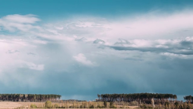 Time Lapse Time- Lapse Time- Lapse Of Rural Field Spring Meadow Landscape Under Scenic Dramatic Sky Before And During Rain.乡村田园春天草地景观在雨前和雨中。农业和天气预报概念视频素材