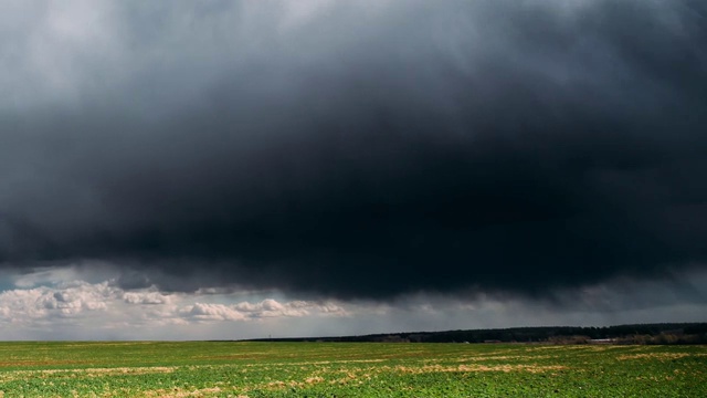 Time Lapse Time- Lapse Time- Lapse Of Rural Field Spring Meadow Landscape Under Scenic Dramatic Sky Before And During Rain.乡村田园春天草地景观在雨前和雨中。地平线上的雨云。农业和天气概念视频素材