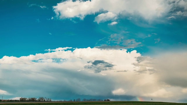 Time Lapse Time- Lapse Of Rural Field Spring Meadow Landscape Under Scenic Dramatic Sky With Fluffy Clouds Before Rain.乡村田园田园的春天草地景观在雨前的蓬松的云。地平线上的雨云。农业和天气预报概念视频素材