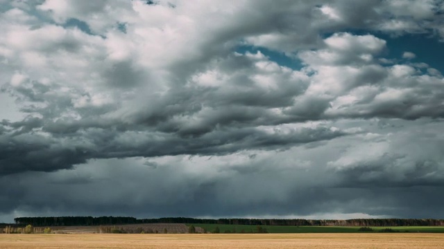 Time Lapse Time- Lapse Time- Lapse Of Rural Field Spring Meadow Landscape Under Scenic Dramatic Sky Before And During Rain.乡村田园春天草地景观在雨前和雨中。农业和天气预报概念视频素材