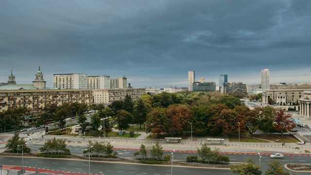 华沙,波兰。时间流逝，从白天到夜晚的转换，在秋天的deffilad广场视频素材