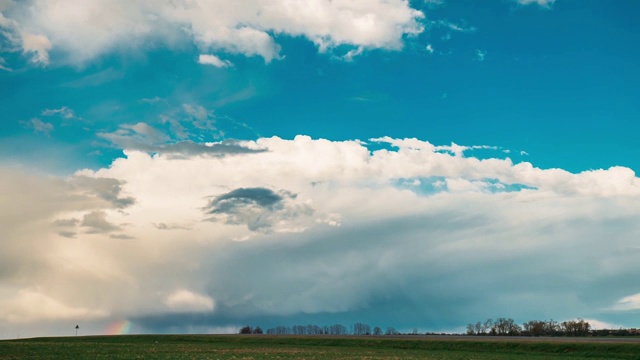 Time Lapse Time- Lapse Of Rural Field Spring Meadow Landscape Under Scenic Dramatic Sky With Fluffy Clouds Before Rain.乡村田园田园的春天草地景观在雨前的蓬松的云。地平线上的雨云。农业和天气预报概念视频素材