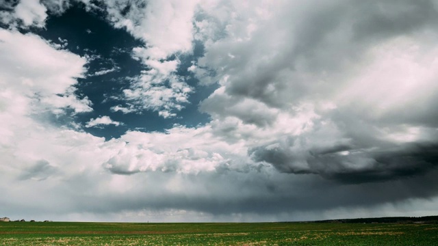 Time Lapse Time- Lapse Time- Lapse Of Rural Field Spring Meadow Landscape Under Scenic Dramatic Sky Before And During Rain.乡村田园春天草地景观在雨前和雨中。地平线上的雨云。农业和天气概念视频素材