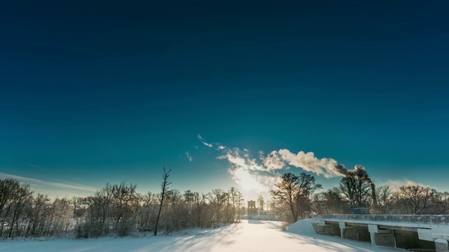 白俄罗斯戈麦尔地区多布斯。冬季早晨旧纸厂塔的延时。太阳在日出之上的历史遗产视频素材