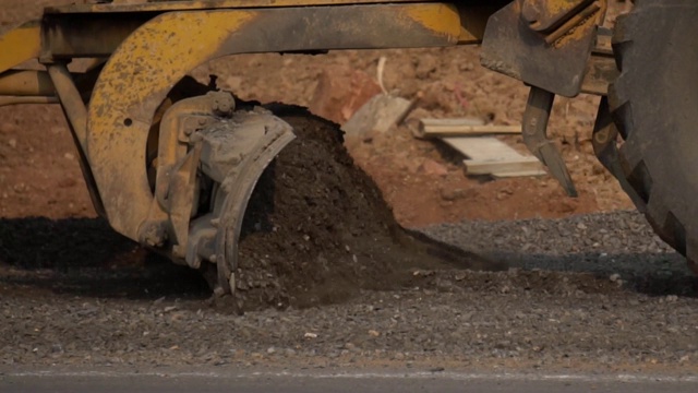 平地机在道路上整理并铺设地面视频素材