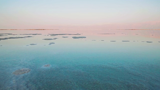 死海海岸线有盐滩和山脉，以色列，中东。起重机。视频素材