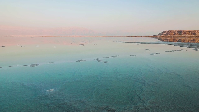 死海海岸线有盐滩和山脉，以色列，中东。起重机。视频素材