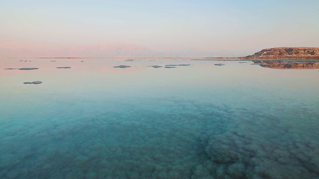 死海海岸线有盐滩和山脉，以色列，中东。锅。视频素材