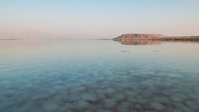 死海海岸线有盐滩和山脉，以色列，中东。视频素材